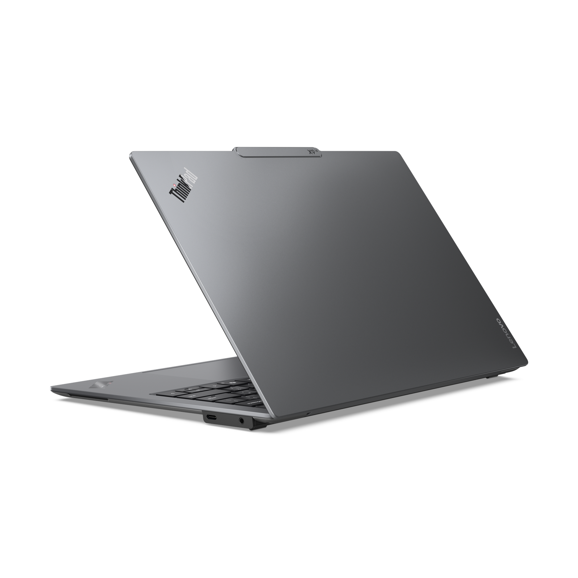 Ein grauer Lenovo ThinkPad Laptop ist leicht geöffnet auf schwarzem Hintergrund. Das ThinkPad-Logo ist sichtbar.