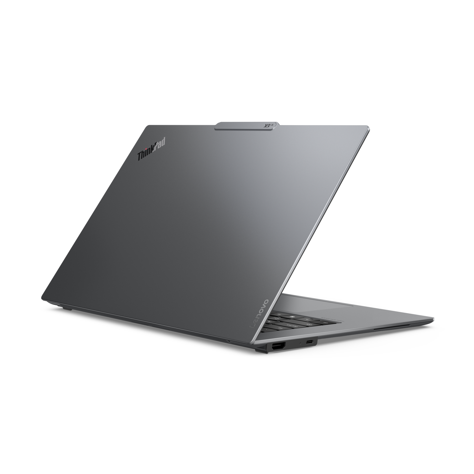 Ein grauer Lenovo ThinkPad X13-Laptop ist auf schwarzem Hintergrund geöffnet. Das ThinkPad-Logo ist sichtbar.