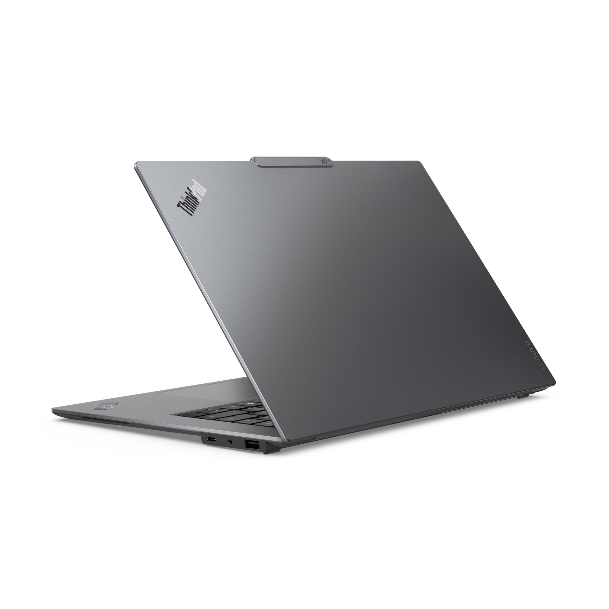 Ein graues Lenovo ThinkPad-Laptop ist auf schwarzem Hintergrund angewinkelt geöffnet. Das ThinkPad-Logo ist auf dem Deckel sichtbar.