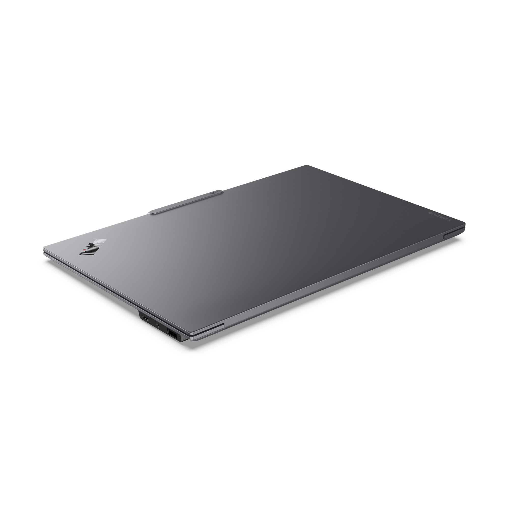 Ein graues ThinkPad-Laptop ist auf schwarzem Hintergrund abgewinkelt. Das Lenovo-Logo ist sichtbar, ebenso wie Anschlüsse.