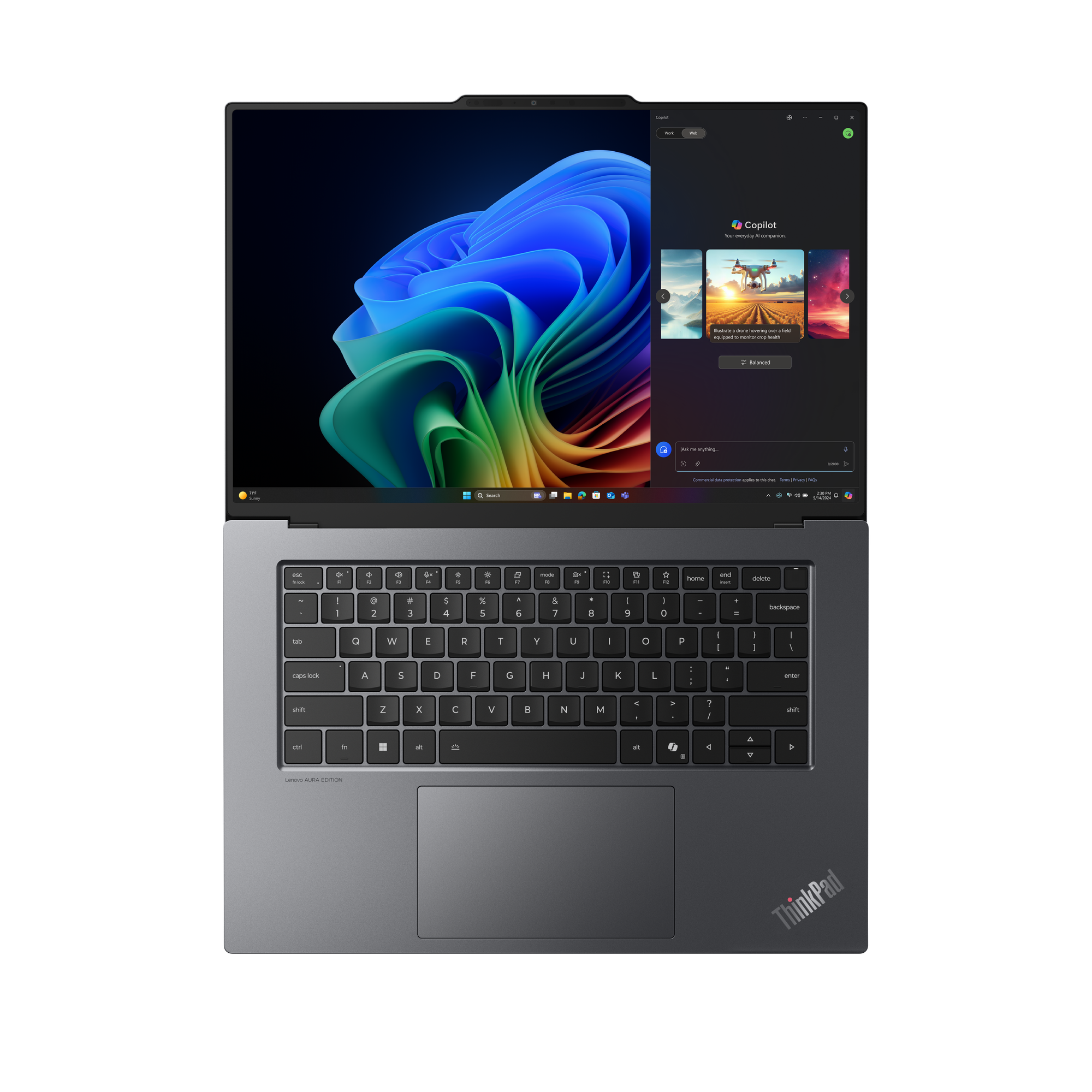 Laptop mit Tastatur und Bildschirm. Der Bildschirm zeigt einen bunten, abstrakten Hintergrund und die Copilot AI App.