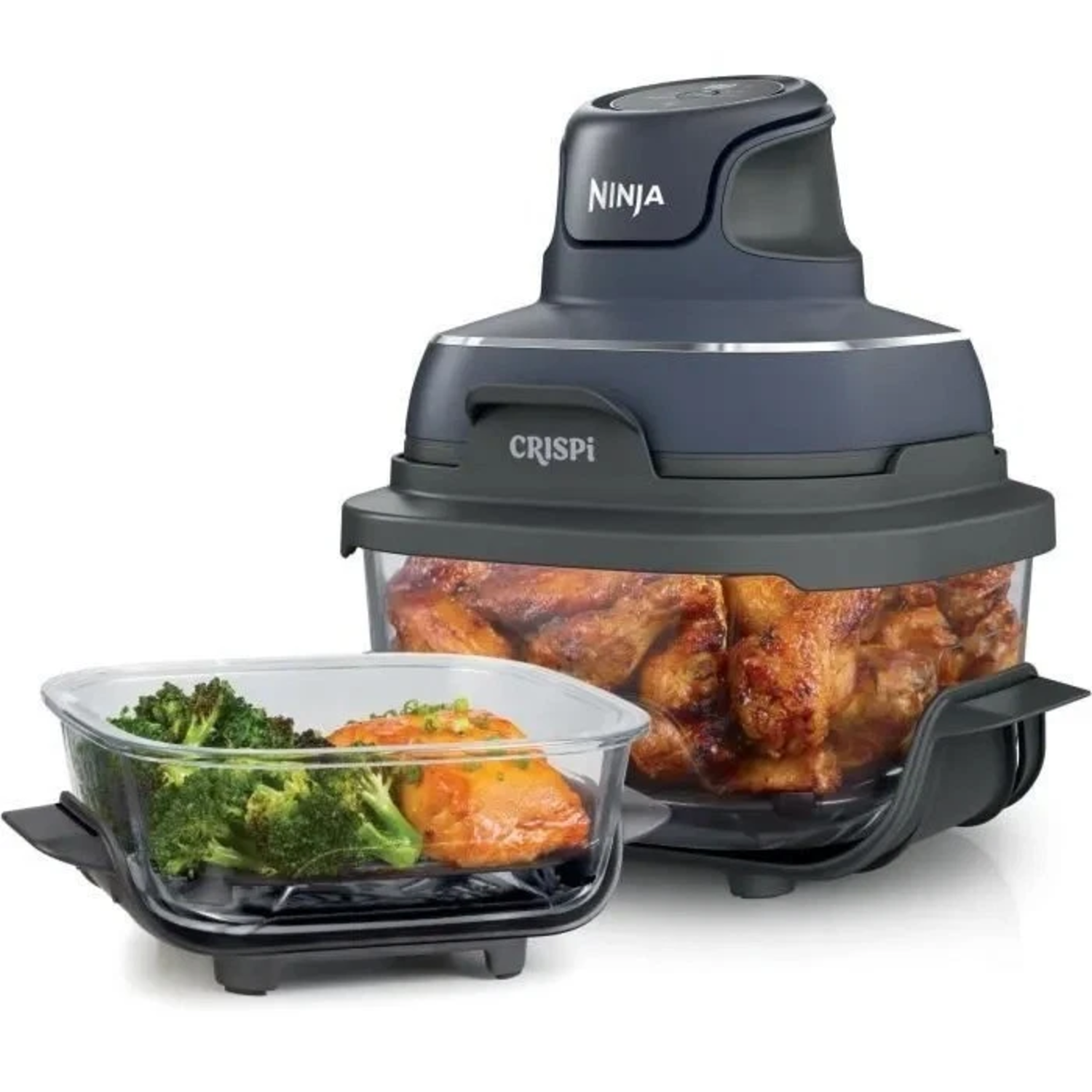 Een Ninja Crispi airfryer met gekookte kip. Broccoli en zalm in een glazen schaal. Het apparaat is donkergrijs.