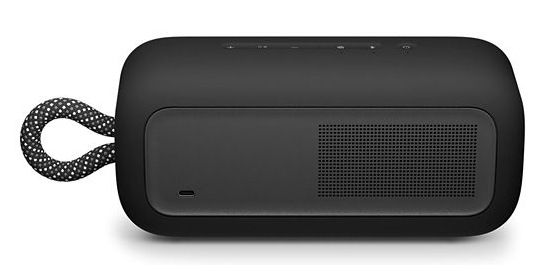 Czarny głośnik przenośny z pętlą z tkaniny. Głośnik ma przyciski na górze, panel z siatki i port ładowania.