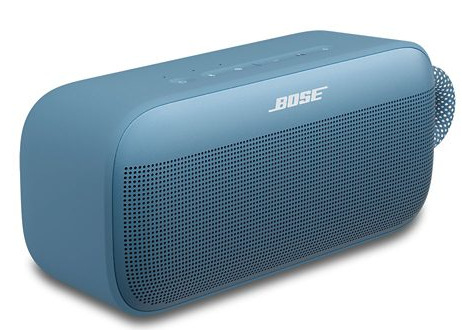 Niebieski przenośny głośnik Bose. Ma siatkowy przód i uchwyt. Nazwa marki znajduje się z przodu.
