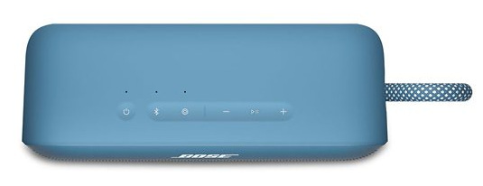 Niebieski głośnik Bose z przyciskami i kropkowanym paskiem. Głośnik znajduje się na białej powierzchni.
