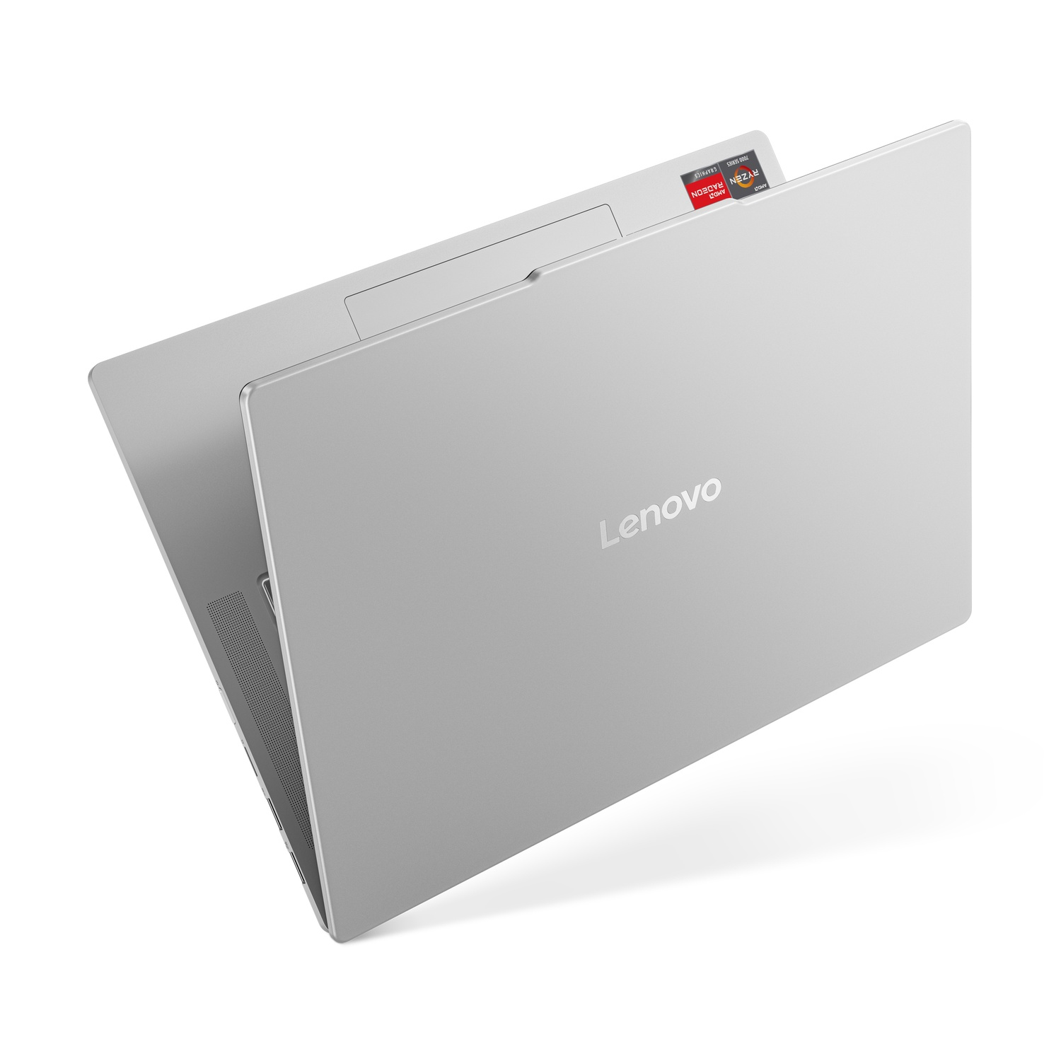 Ordinateur portable Lenovo argenté incliné ouvert, montrant l'arrière avec le logo Lenovo et un autocollant AMD Ryzen Radeon. Fond blanc.