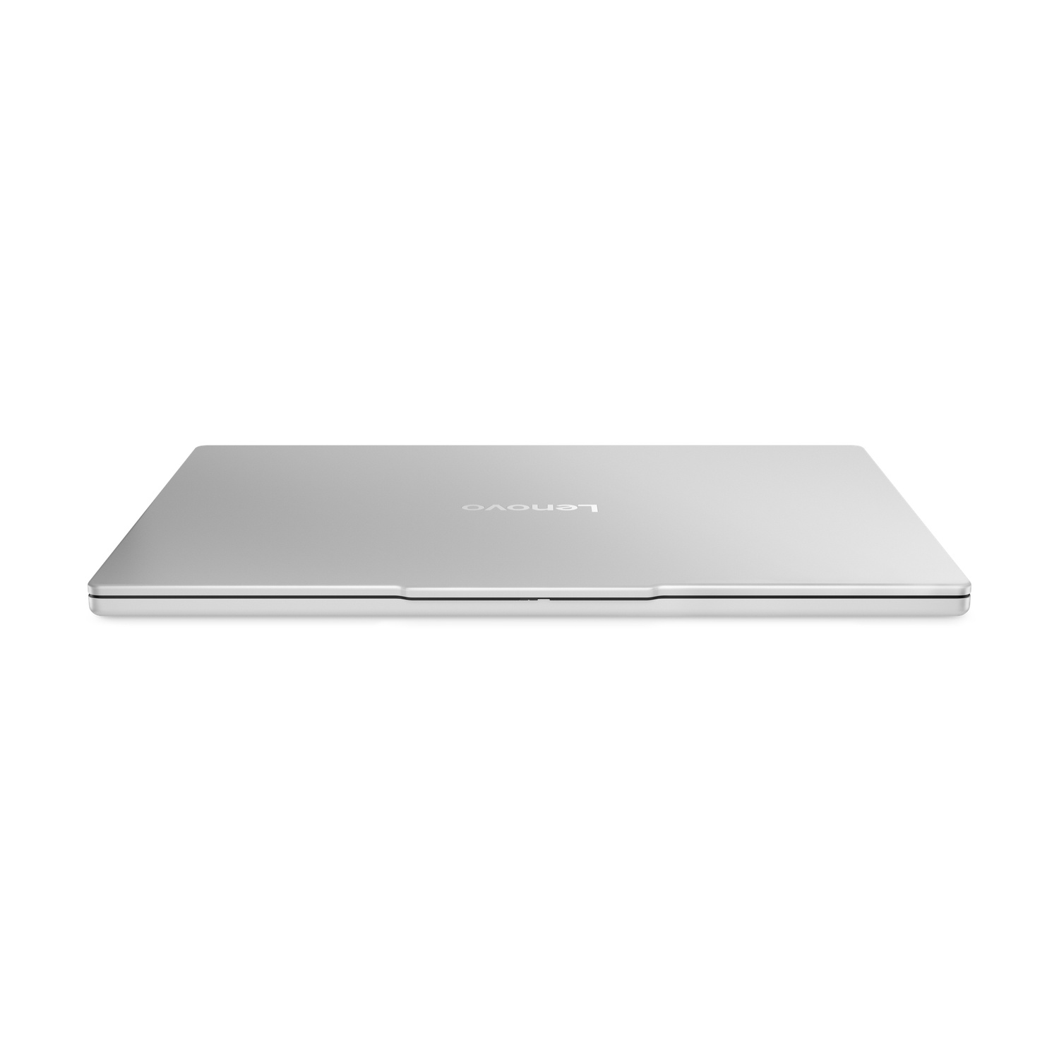 Un ordinateur portable Lenovo argenté fermé sur fond blanc. Le logo Lenovo est visible sur le capot.