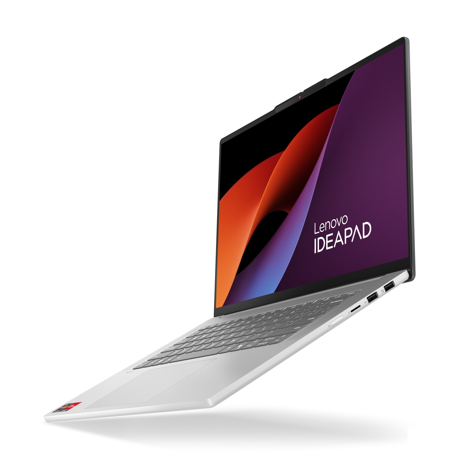 Un ordinateur portable Lenovo IdeaPad argenté est incliné, ouvert et flottant dans les airs. L'écran affiche des couleurs orange, violet et bleu.