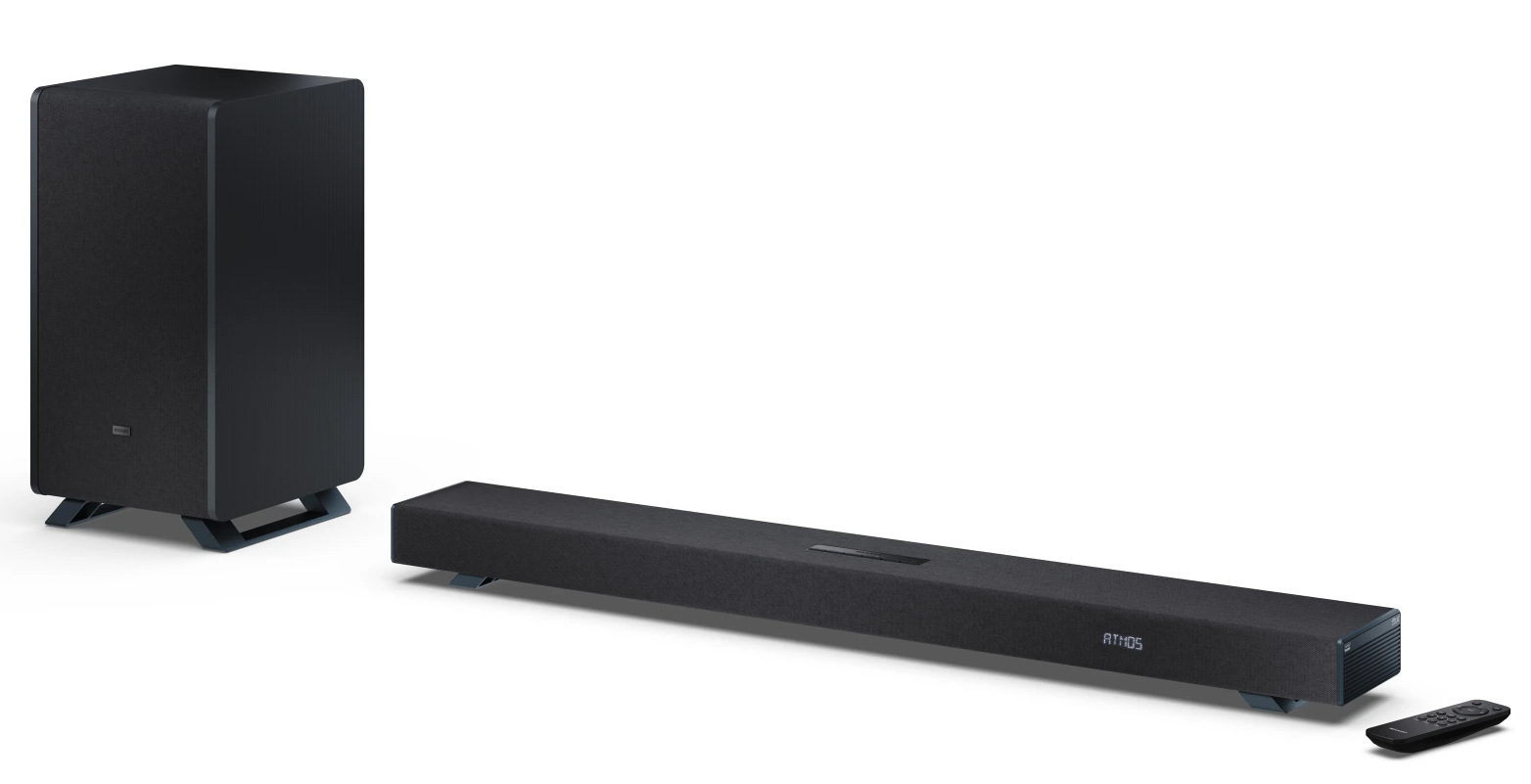 Czarny soundbar, subwoofer i pilot na białym tle. Na soundbarze napis 'ATMOS'.