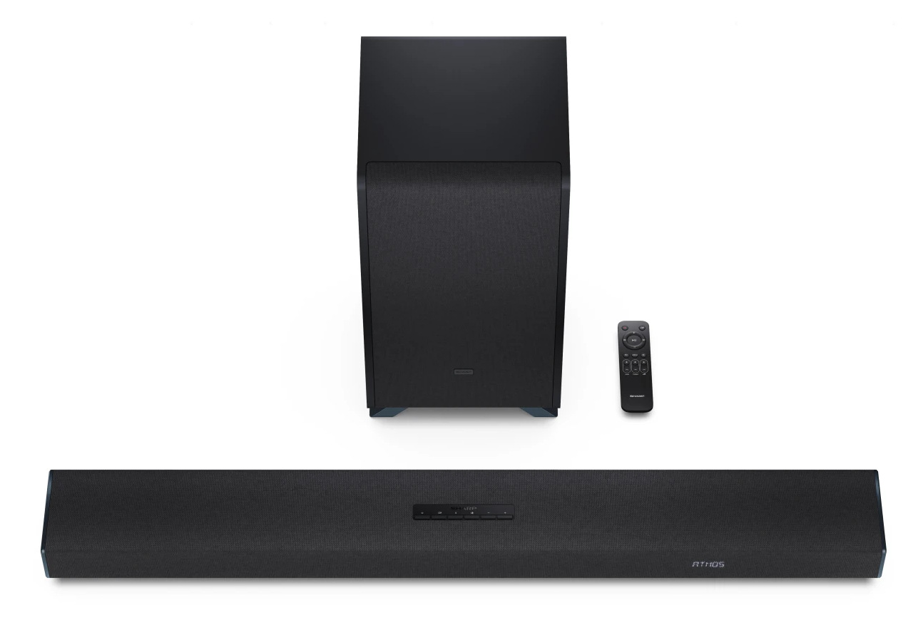 Czarny soundbar, subwoofer i pilot na białym tle. Na soundbarze znajduje się napis "ATMOS".
