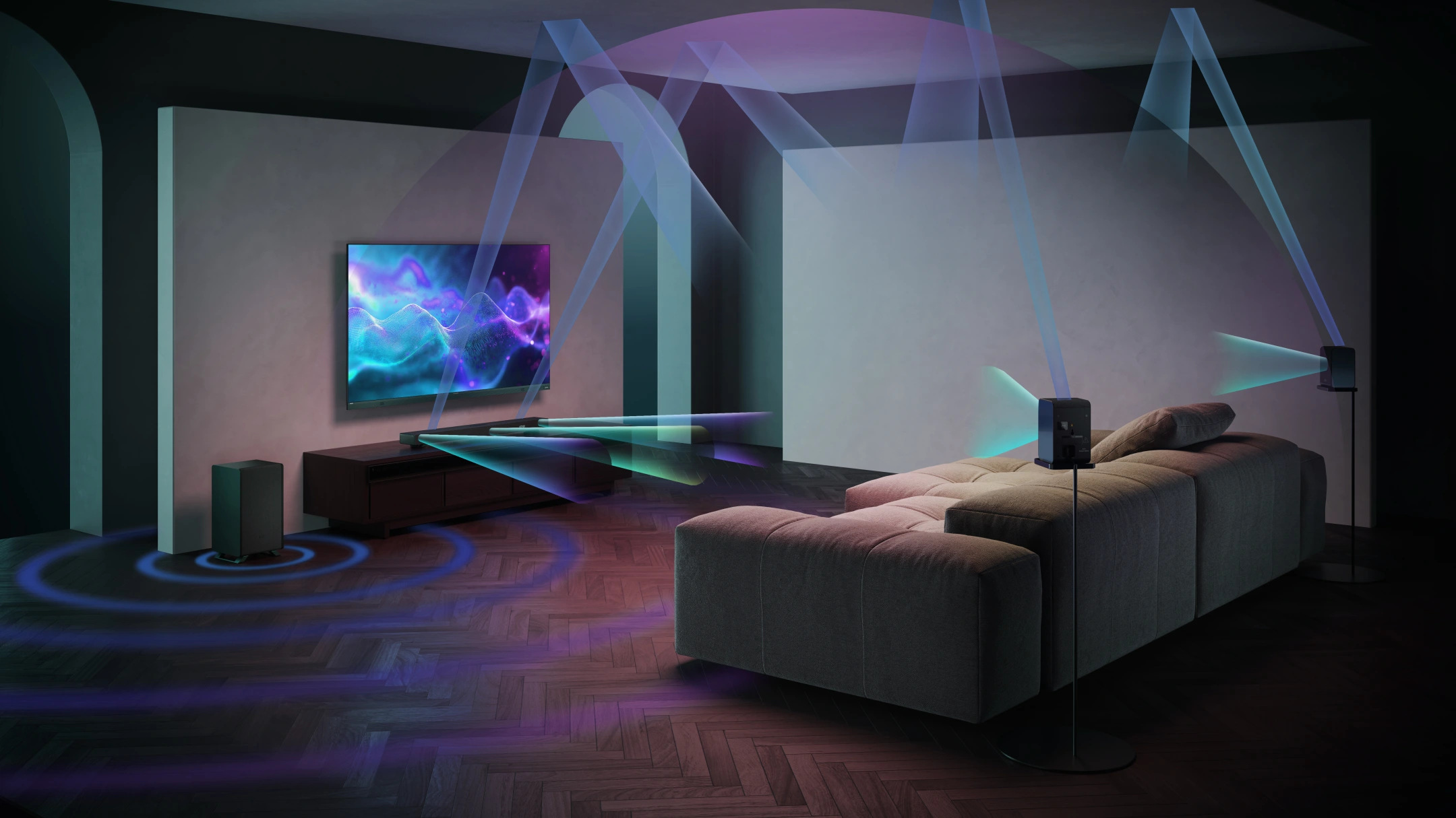 Salon z głośnikami. Telewizor wyświetla kolorowy obraz. Wizualizowane są fale dźwiękowe. Sofa znajduje się w centrum.