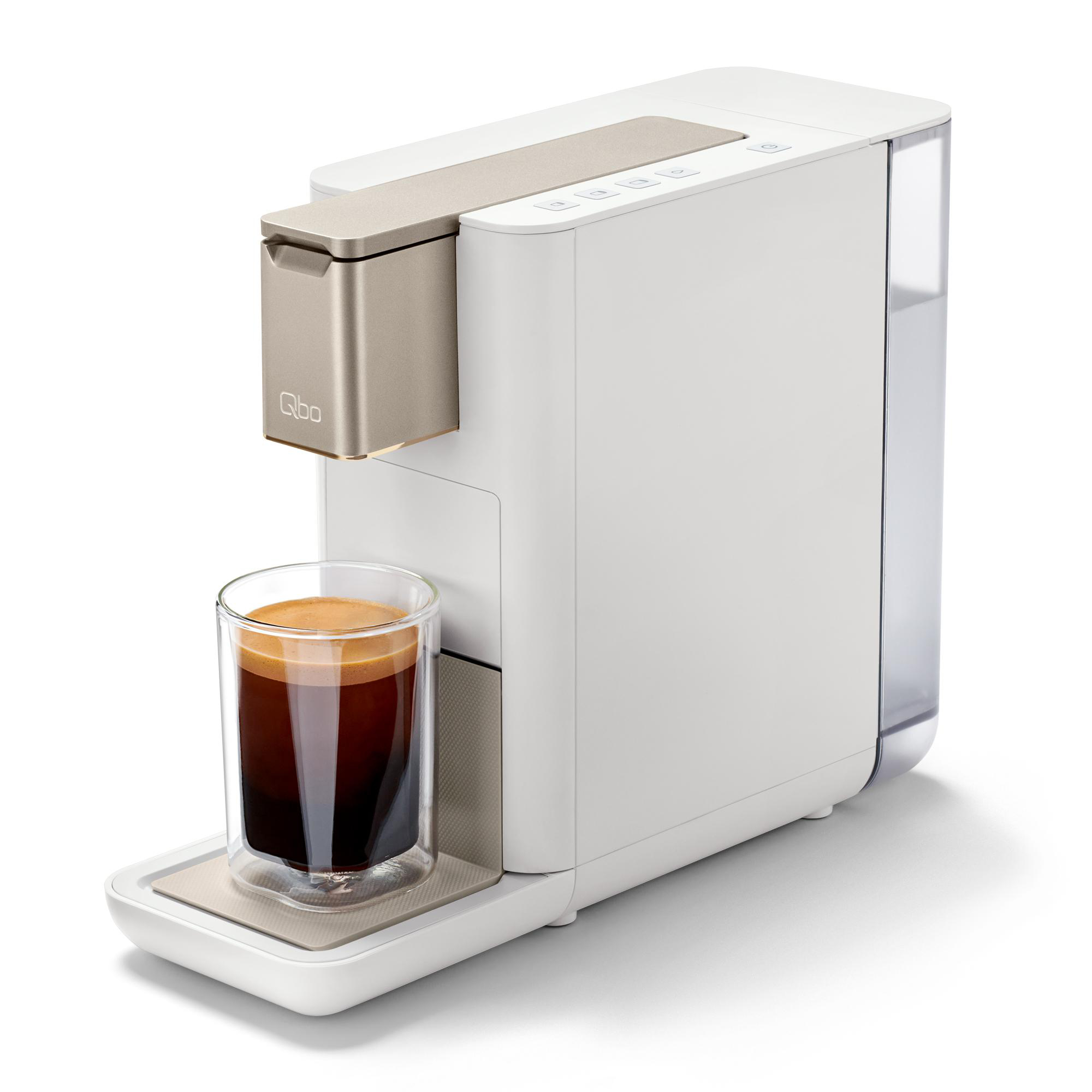 Eine weiße und goldene Kaffeemaschine gibt Espresso in ein doppelwandiges Glas aus. Die Maschine steht auf einer weißen Oberfläche.