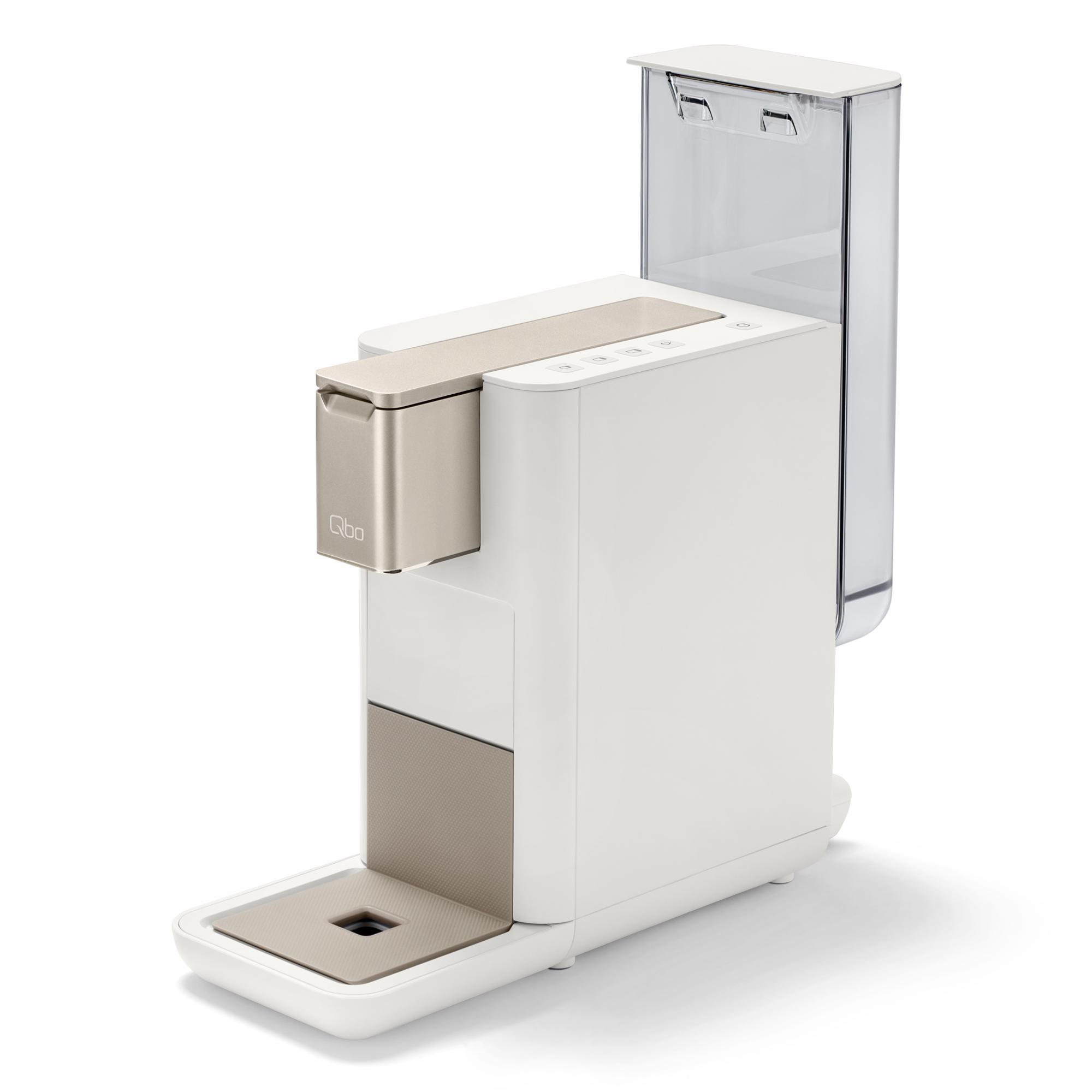 Eine weiße und beige Qbo-Kaffeemaschine. Sie hat einen Wassertank und eine Tropfschale. Der Hintergrund ist weiß.