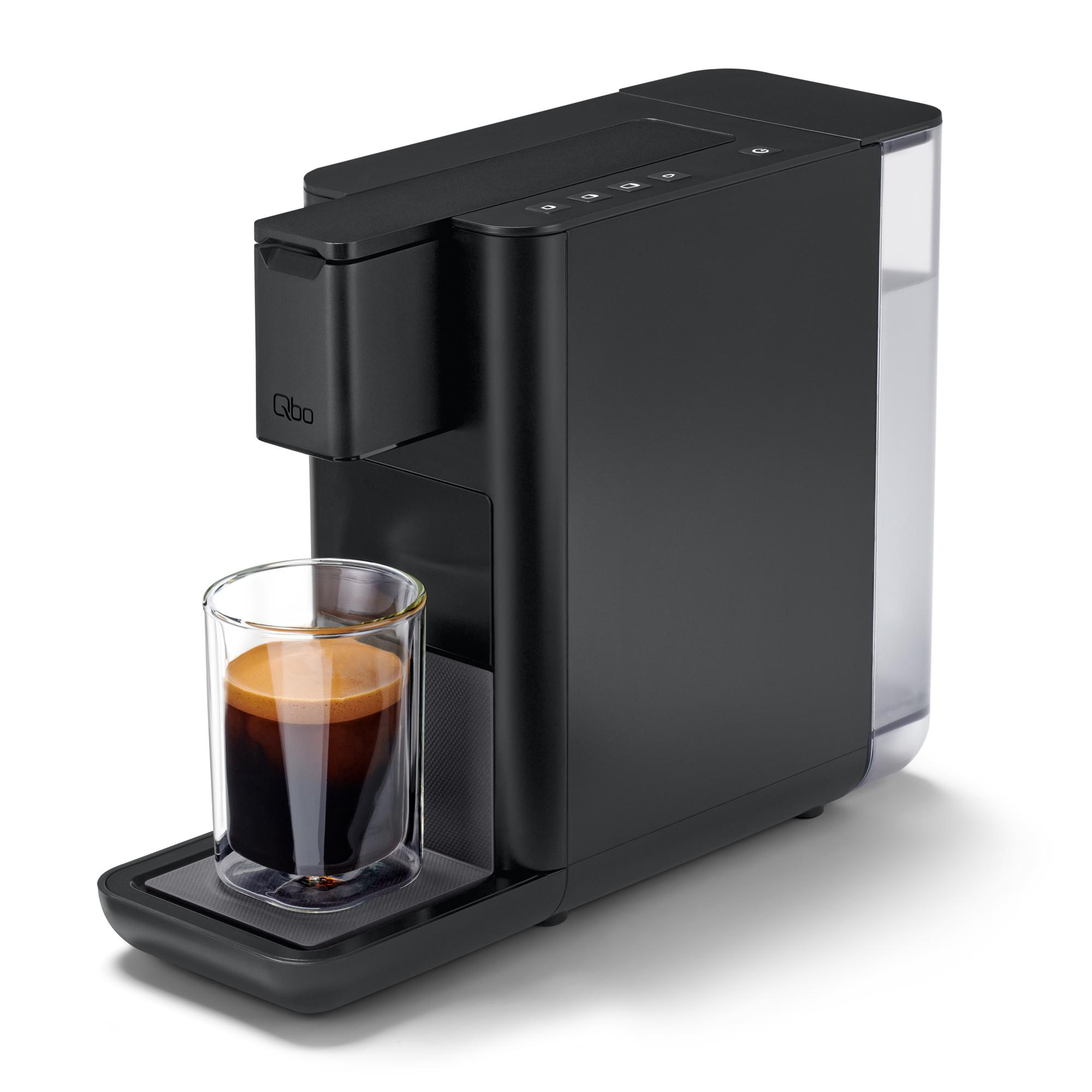 Schwarze Kaffeemaschine mit einem Glas Kaffee. Die Maschine hat Knöpfe und einen Wassertank. Das Glas steht auf einem Tablett.