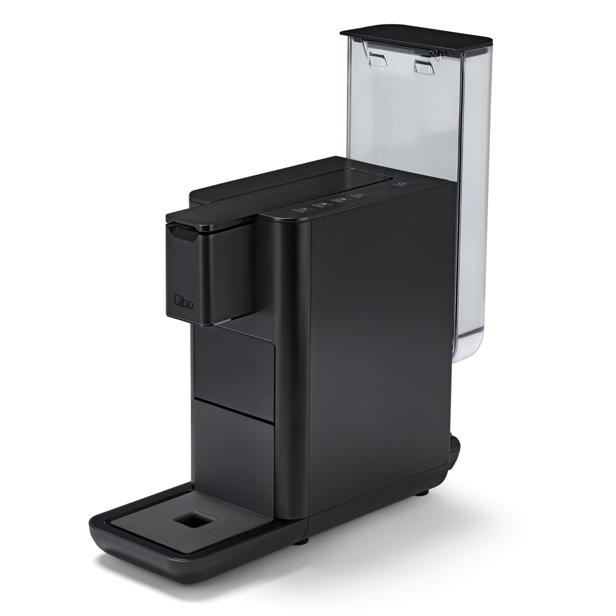 Schwarze Qbo-Kaffeemaschine auf Weiß. Sie hat einen Wassertank, Knöpfe und eine Tropfschale. Die Maschine steht auf weißem Hintergrund.