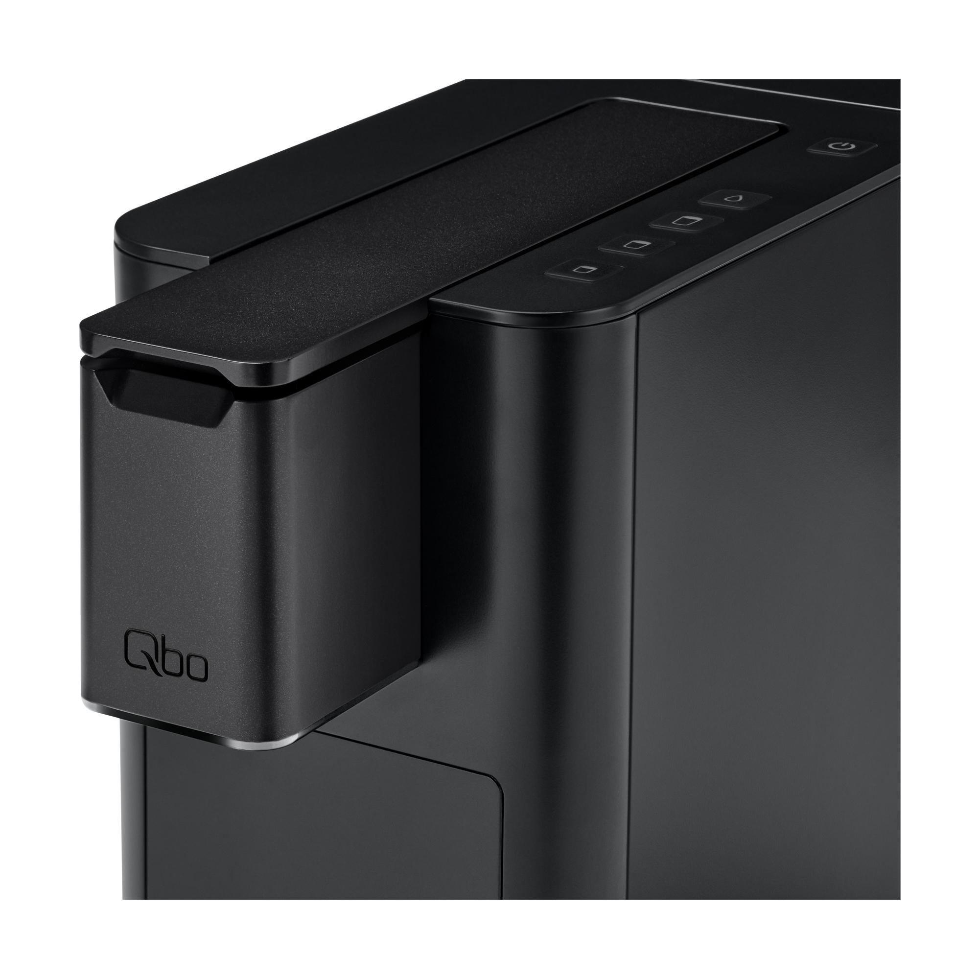 Eine schwarze Qbo-Kaffeemaschine. Sie hat Knöpfe oben und einen Ausguss. Das Qbo-Logo befindet sich an der Seite.