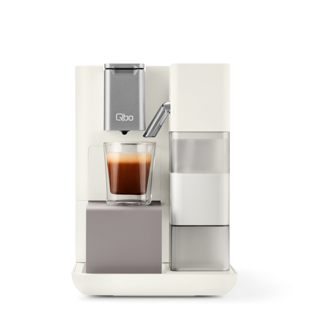 Weiß-graue Espressomaschine mit einem Glas Kaffee. Die Maschine hat einen silbernen Deckel und eine Kaffeetasse in der Mitte.