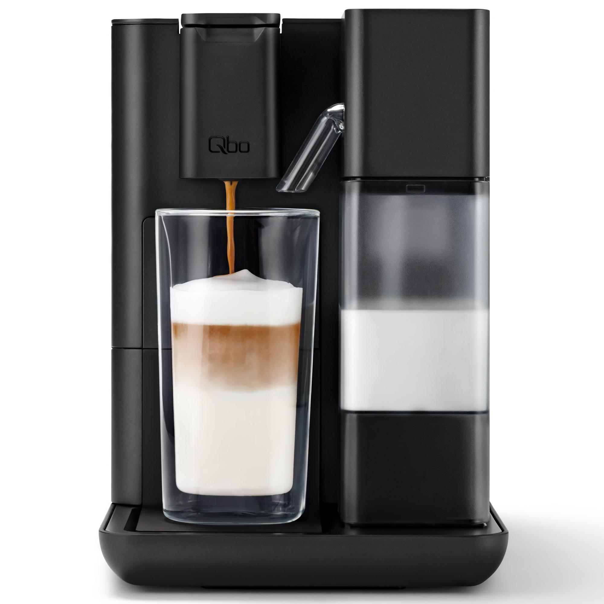 Schwarze Kaffeemaschine, die Kaffee in ein geschichtetes Glas abgibt. Milchbehälter rechts.