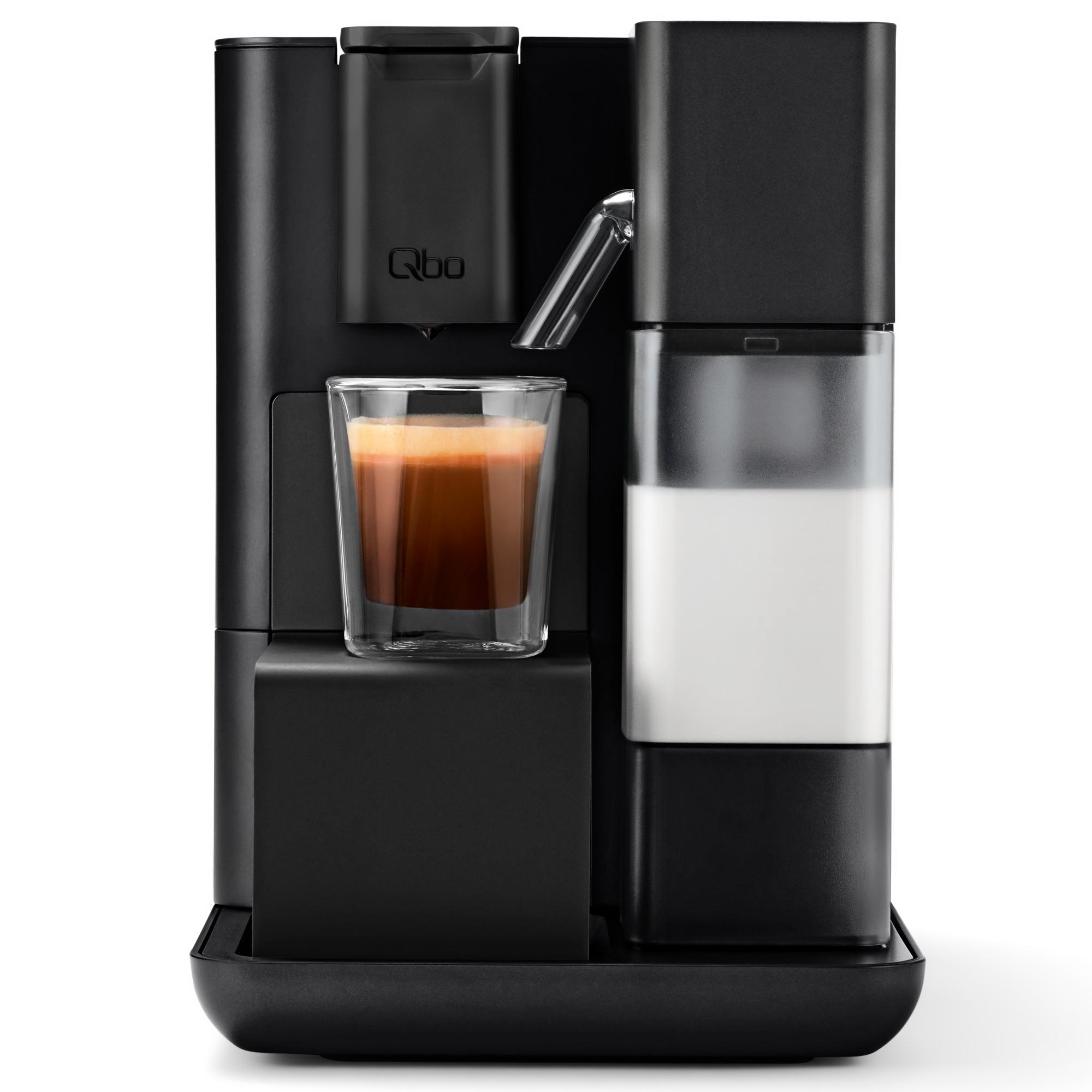 Schwarze Espressomaschine mit einem Glas Kaffee und Milchbehälter. Klarer Ausguss. Qbo-Logo.