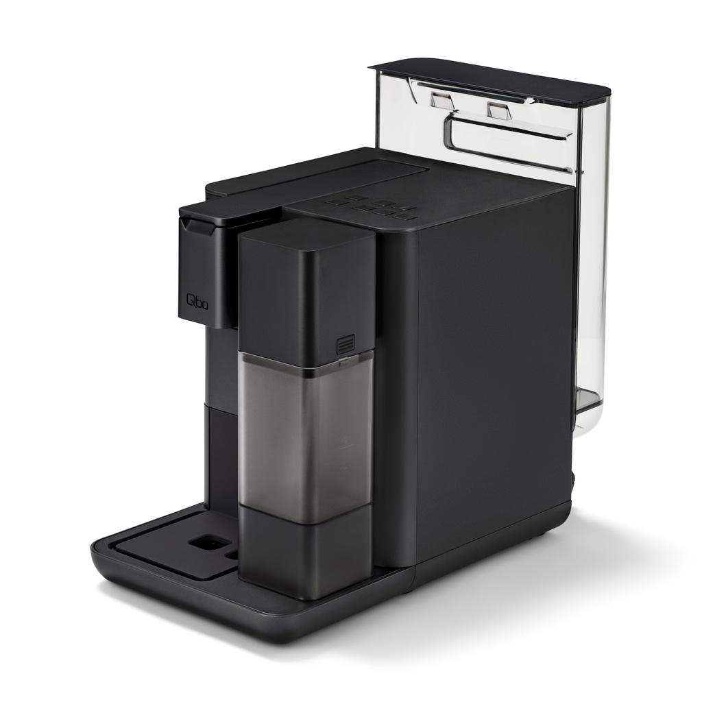 Eine schwarze Qbo-Kaffeemaschine. Sie hat einen Wassertank an der Seite. Die Maschine steht auf einem schwarzen Sockel.