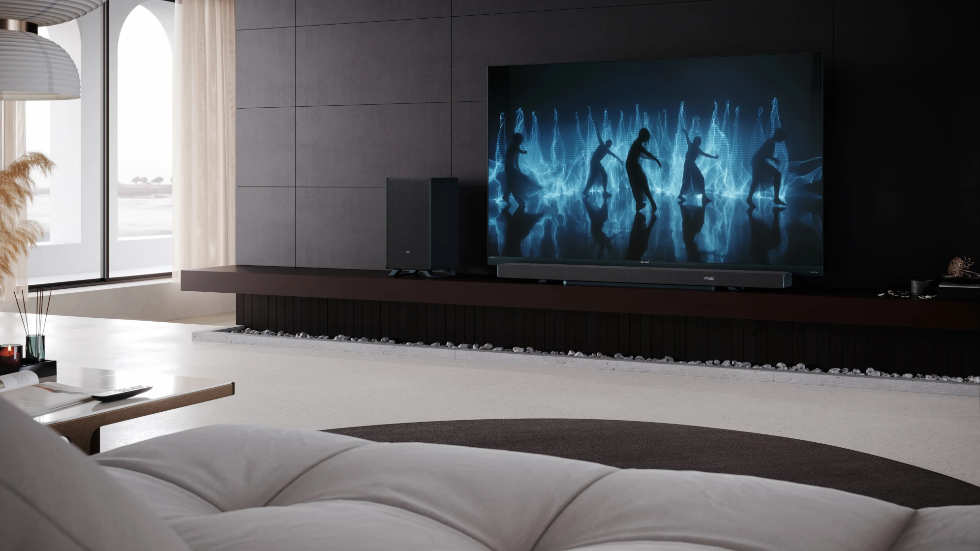 Nowoczesny salon z dużym telewizorem z tancerzami, systemem dźwiękowym i białą sofą. Okno ukazuje odległy widok.