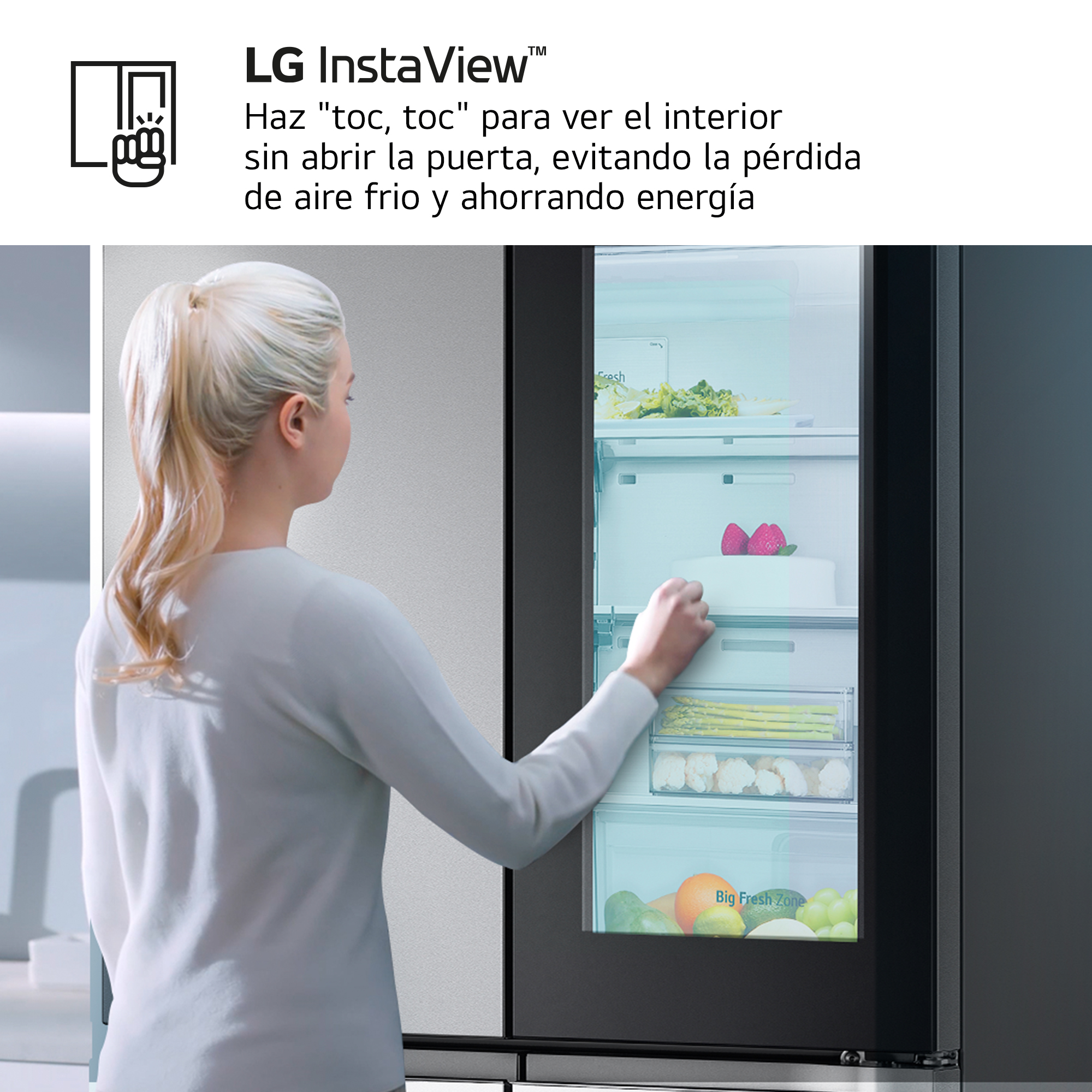 Una mujer toca la puerta del refrigerador para ver el contenido. En el interior hay frutas, verduras y recipientes de alimentos. LG InstaView es el producto.