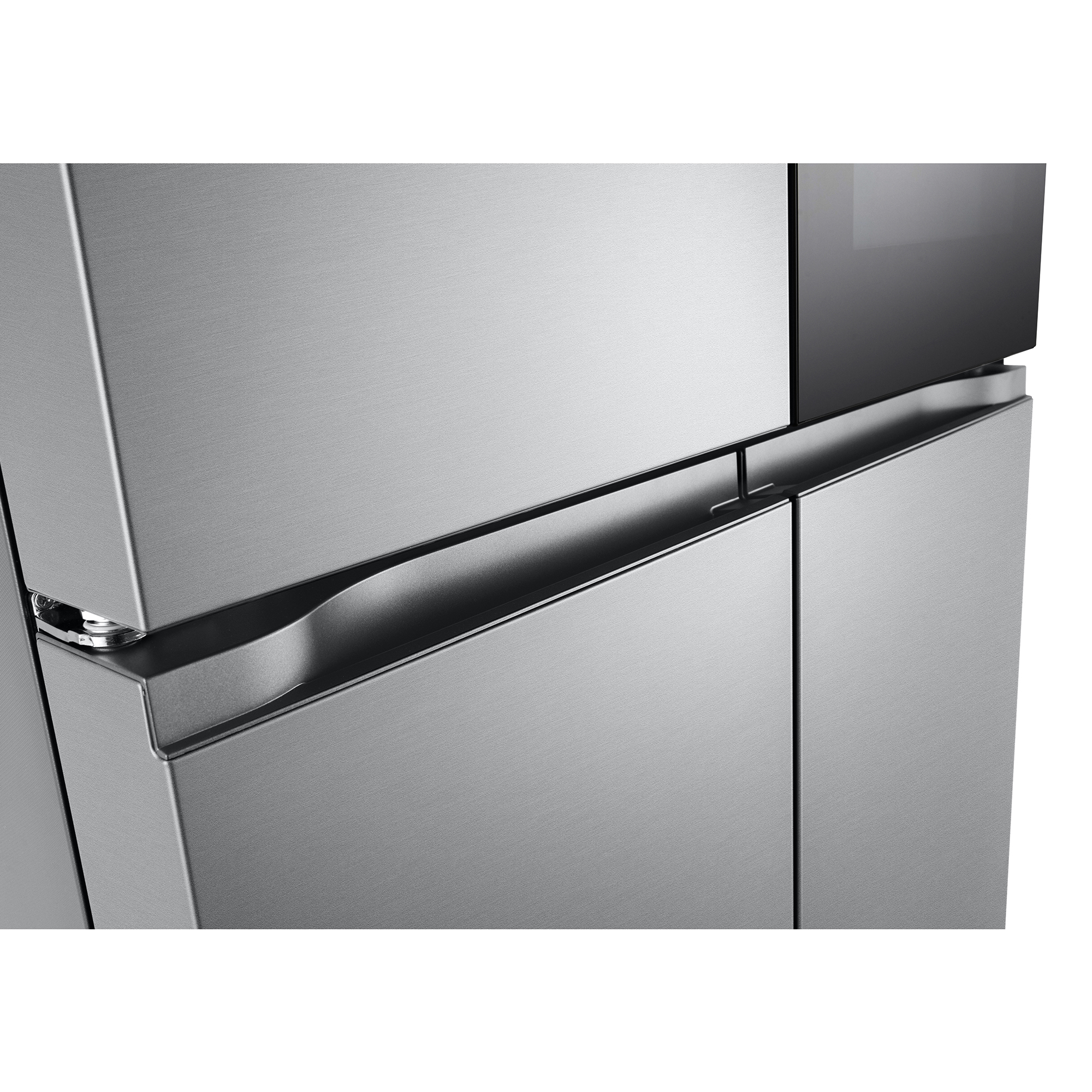 Primer plano de un refrigerador de acero inoxidable. Se ven las puertas, manijas y un panel de vidrio oscuro.