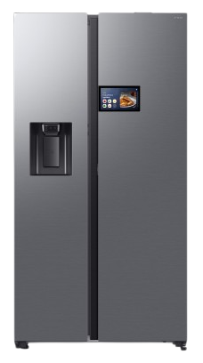 Un refrigerador gris de lado a lado. Tiene un dispensador de agua y una pantalla que muestra una imagen de comida. El fondo es negro.