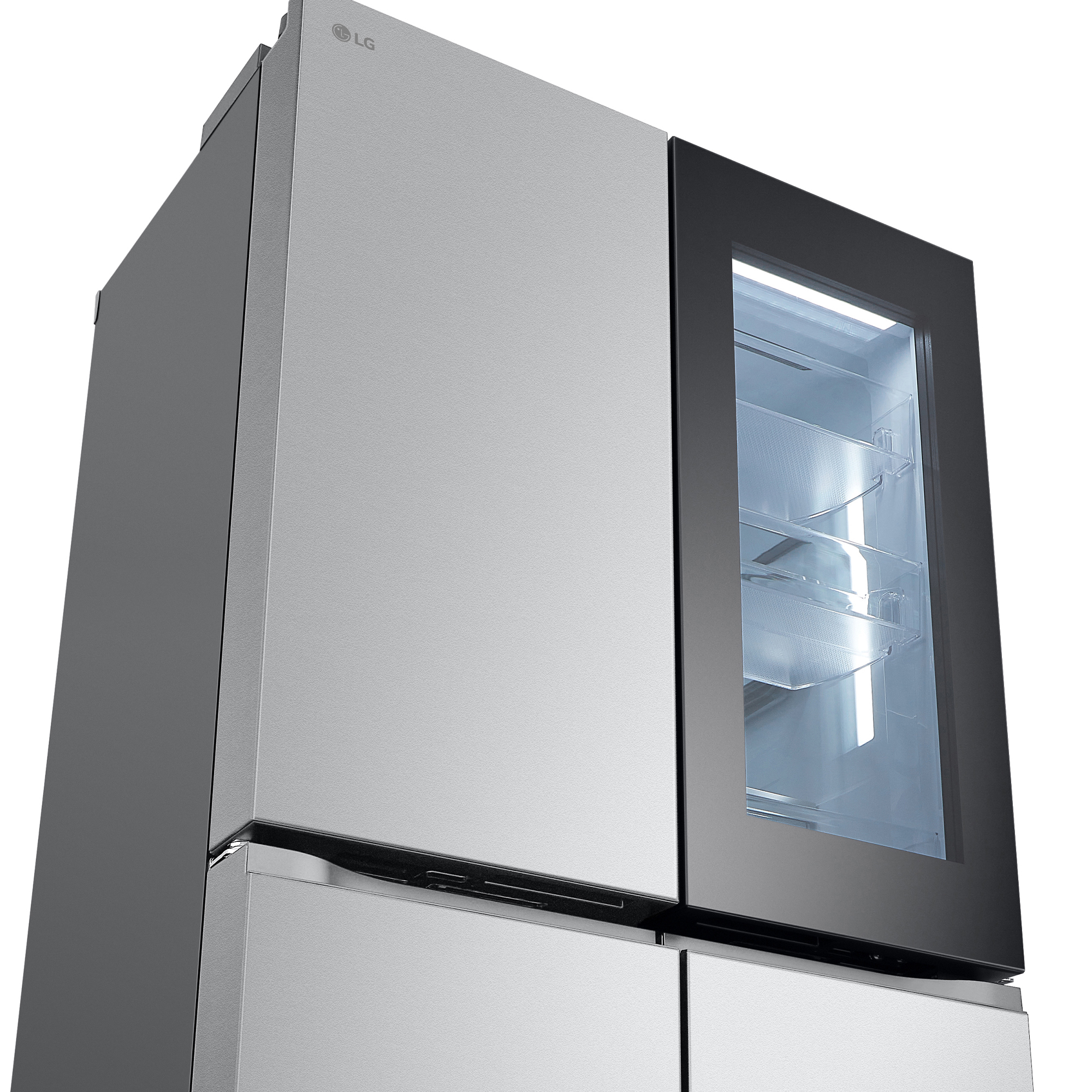 Un refrigerador LG de acero inoxidable con puerta de vidrio negro. El interior está iluminado, mostrando estantes. Logo LG visible.