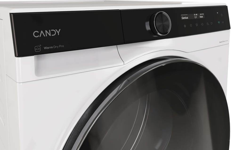 Eine weiße Waschmaschine mit schwarzem Oberteil. Das Panel hat den Markennamen CANDY, einen Drehknopf und ein Digitaldisplay.