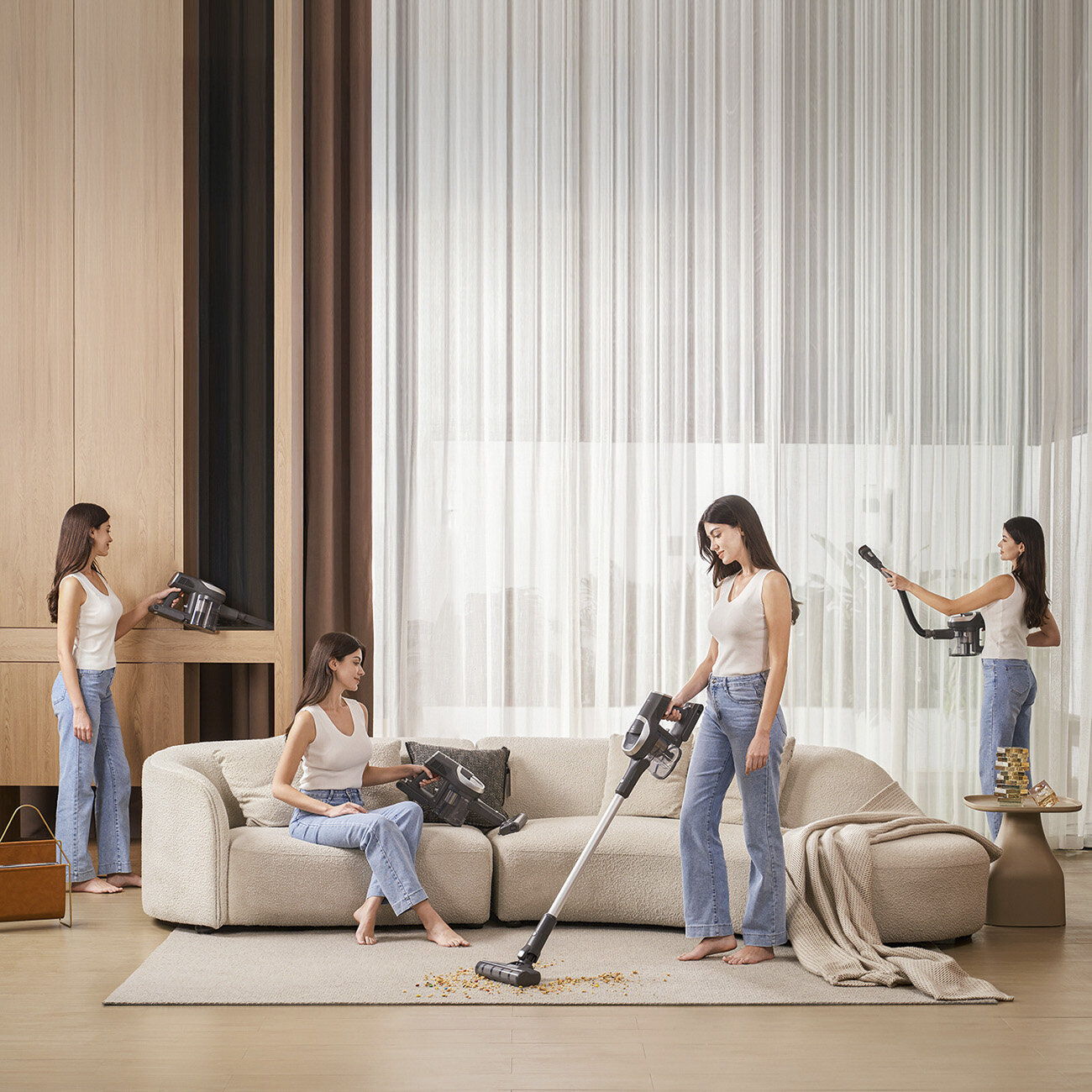 Kobieta odkurza salon. Istnieje wiele zdjęć kobiety w różnych pozycjach używających odkurzacza.