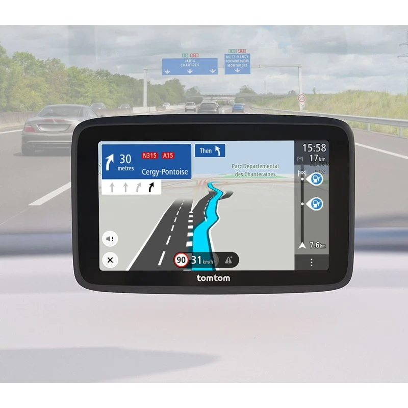 Un GPS TomTom muestra un mapa de carreteras con indicaciones. El coche está en una autopista. El límite de velocidad es de 90 km/h.