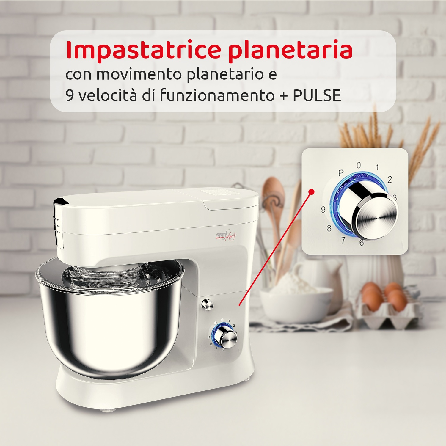 Un'impastatrice planetaria bianca con una ciotola argentata e una manopola di controllo, su una superficie bianca. Ingredienti sullo sfondo.