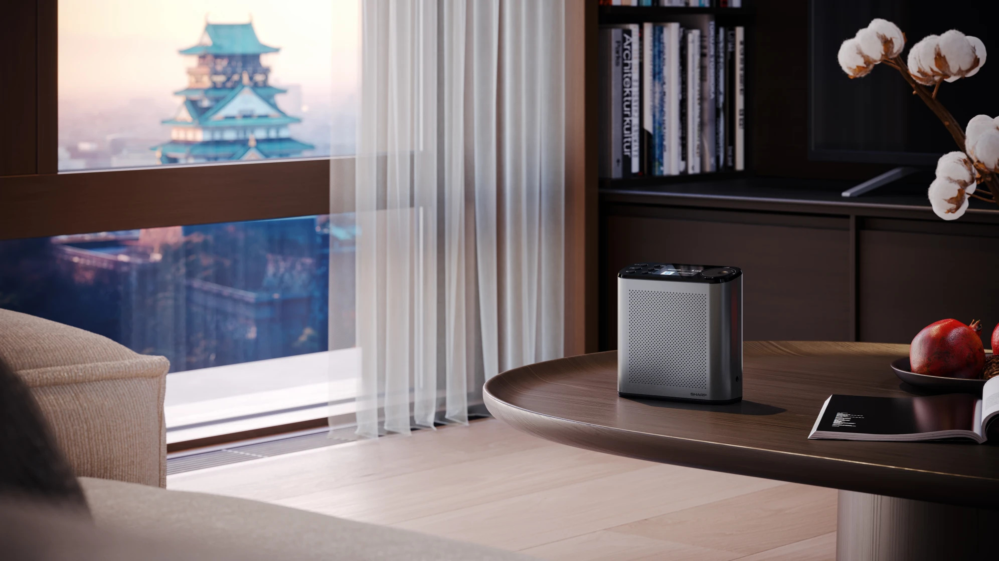 Nowoczesny salon z projektorem na stole. Z okna widać japoński zamek.