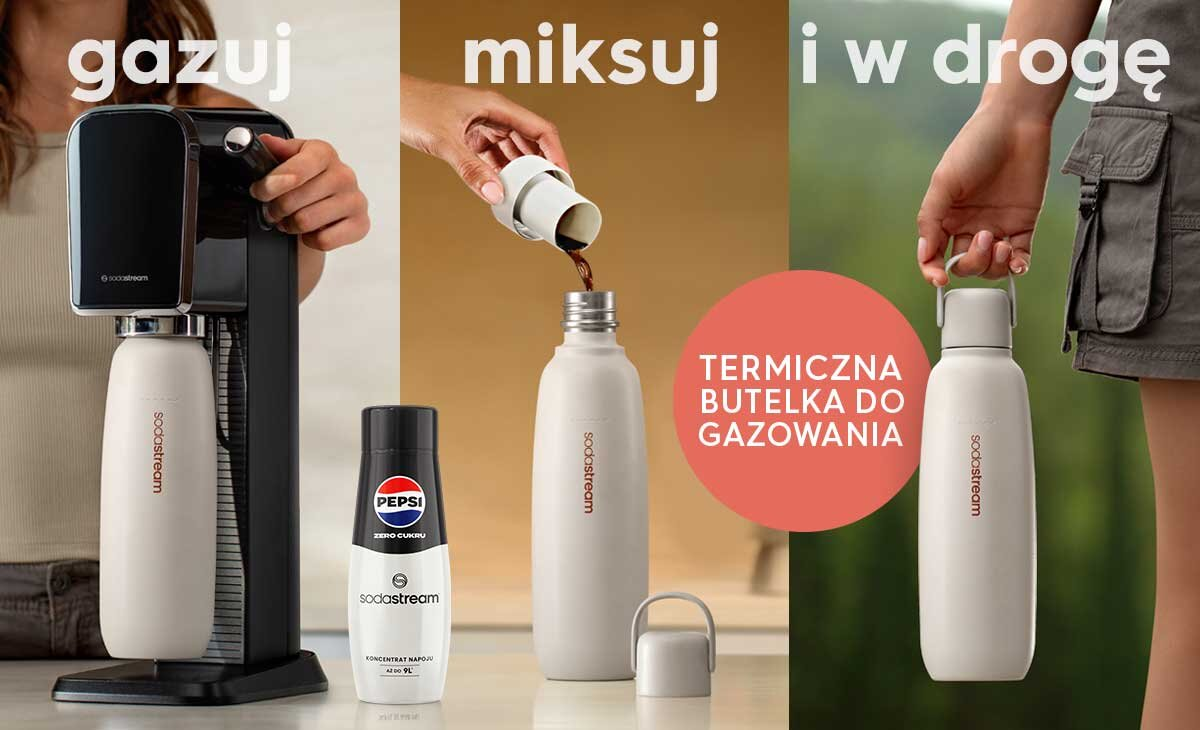 Obraz przedstawia saturator do wody gazowanej, napełnianą butelkę i osobę trzymającą butelkę. Obecny jest również koncentrat Pepsi.