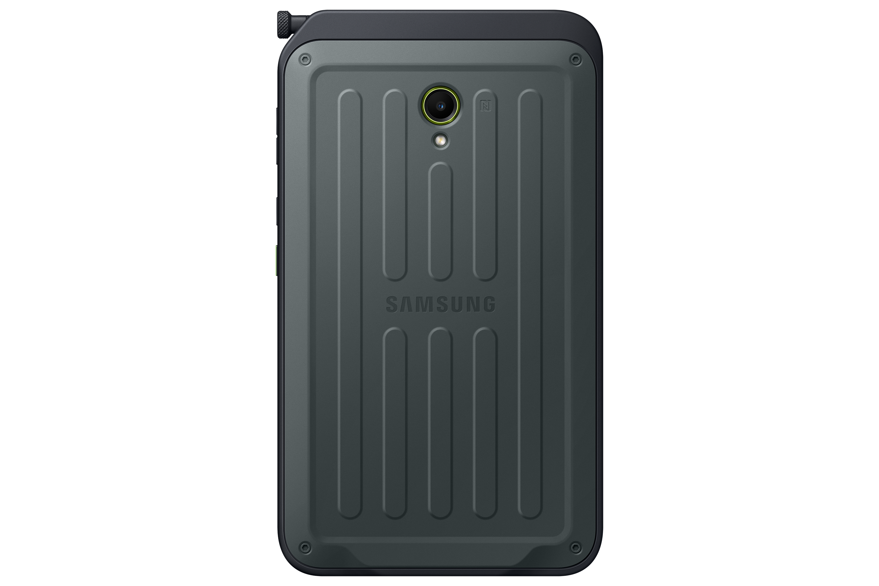 Parte trasera de un smartphone robusto. Carcasa gris oscuro, diseño estriado, cámara, logotipo NFC y logotipo Samsung. Fondo negro.