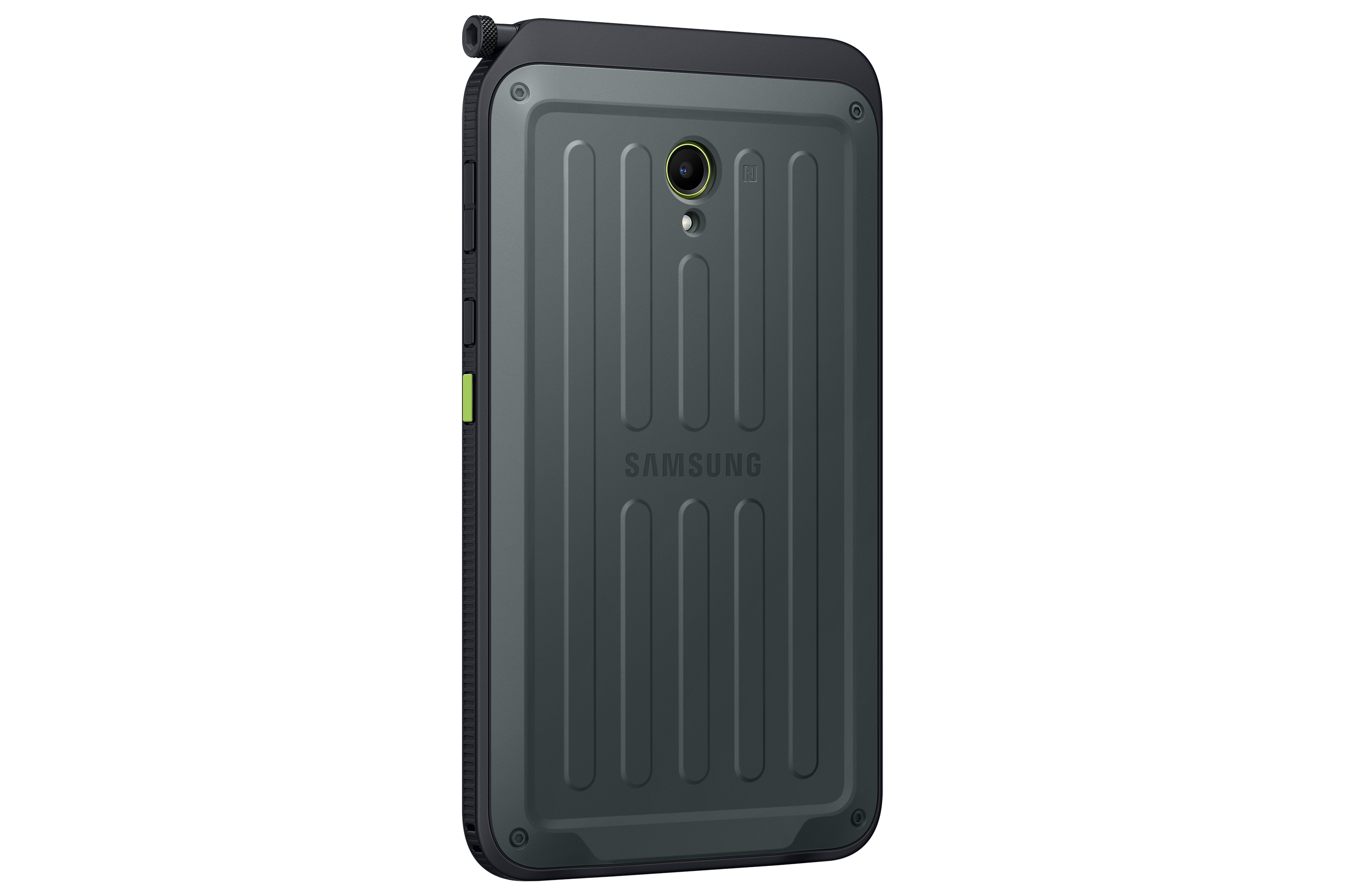 Se muestra un teléfono Samsung resistente de color verde oscuro. Tiene una cámara, flash y el logotipo de Samsung. El fondo es negro.