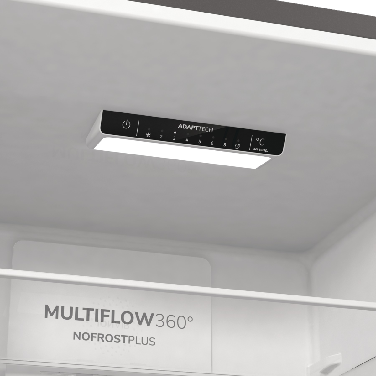 Wnętrze lodówki. Panel sterowania z ADAPTTECH, ustawieniami temperatury i przyciskiem zasilania. Poniżej Multiflow360° i NoFrostPlus.