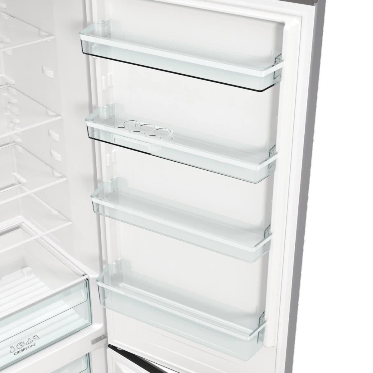 Otwarte drzwi lodówki pokazują szklane półki i przegrody. Drzwi są białe w środku, z szufladą 'CrispZone'.