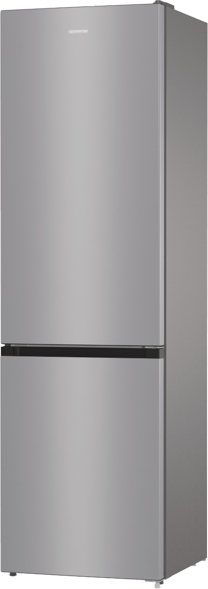 Srebrna lodówka Gorenje stoi wysoko. Ma dwoje drzwi i czarny uchwyt. Nazwa marki jest widoczna na górze.