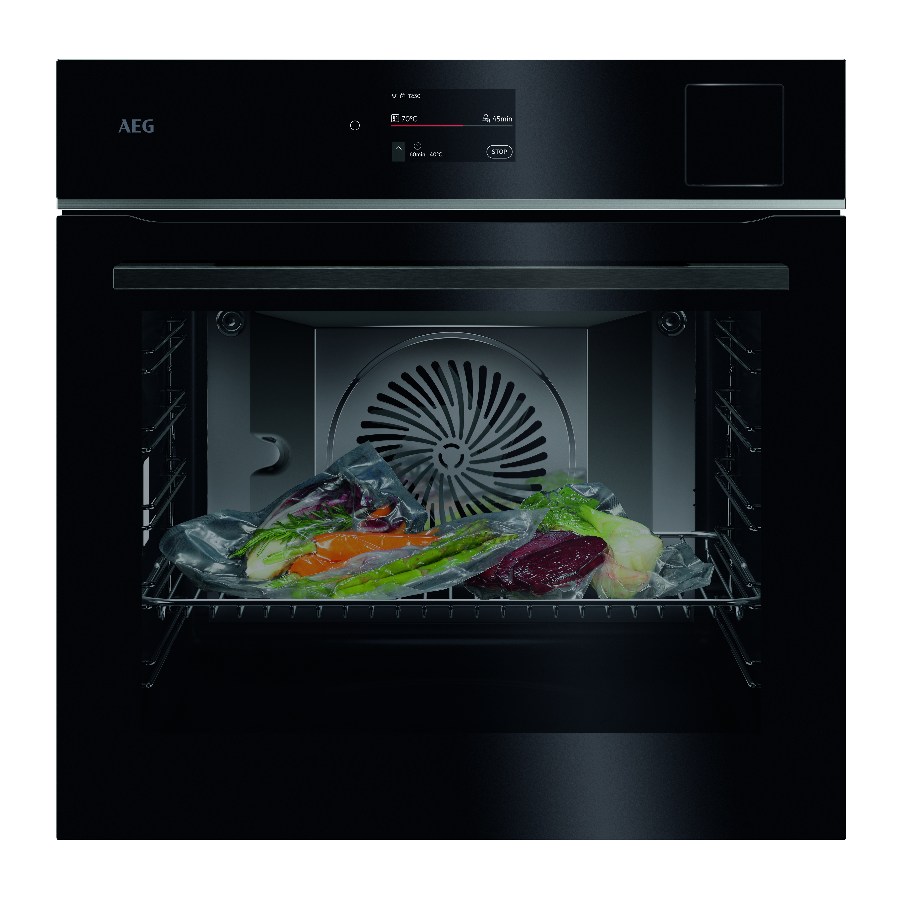 Ein schwarzer AEG-Backofen mit Gemüse in Vakuumbeuteln. Die Ofentür ist offen. Das Display zeigt Einstellungen.