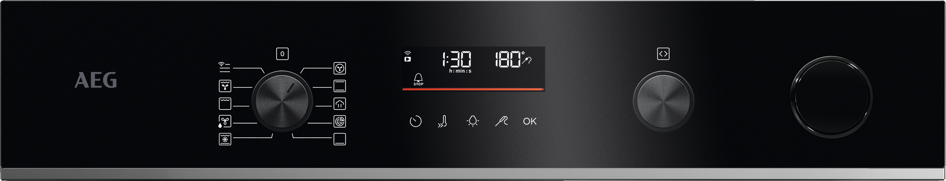 Schwarzes Bedienfeld des Backofens mit Knöpfen, Display mit Zeit und Temperatur, und dem AEG-Logo.