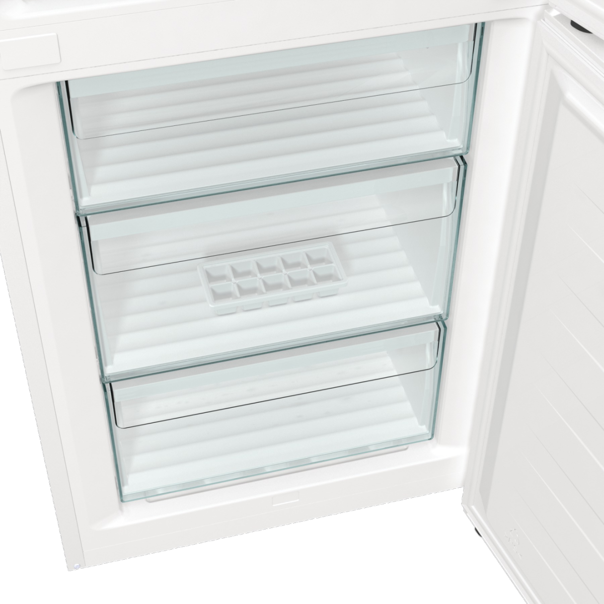 Białe drzwi zamrażarki są otwarte, odsłaniając trzy przezroczyste szuflady. Tacka na kostki lodu znajduje się w środkowej szufladzie.