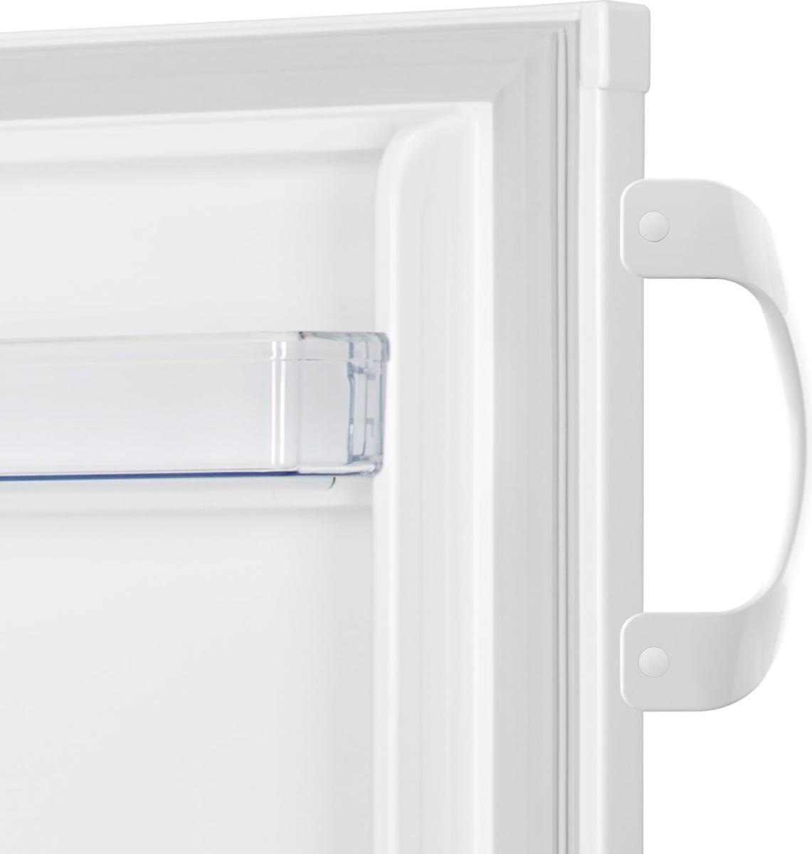 Zbliżenie białych drzwi lodówki. Widoczne są uchwyt, wewnętrzne półki i rama drzwi. Drzwi są otwarte.