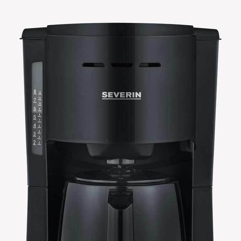 Wyświetlany jest czarny ekspres do kawy Severin. Ma wskaźnik poziomu wody z boku i karafkę poniżej.