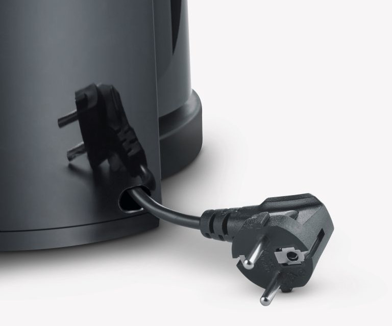 Czarny czajnik elektryczny z czarnym przewodem i wtyczką na białym tle. Wtyczka jest pod kątem.