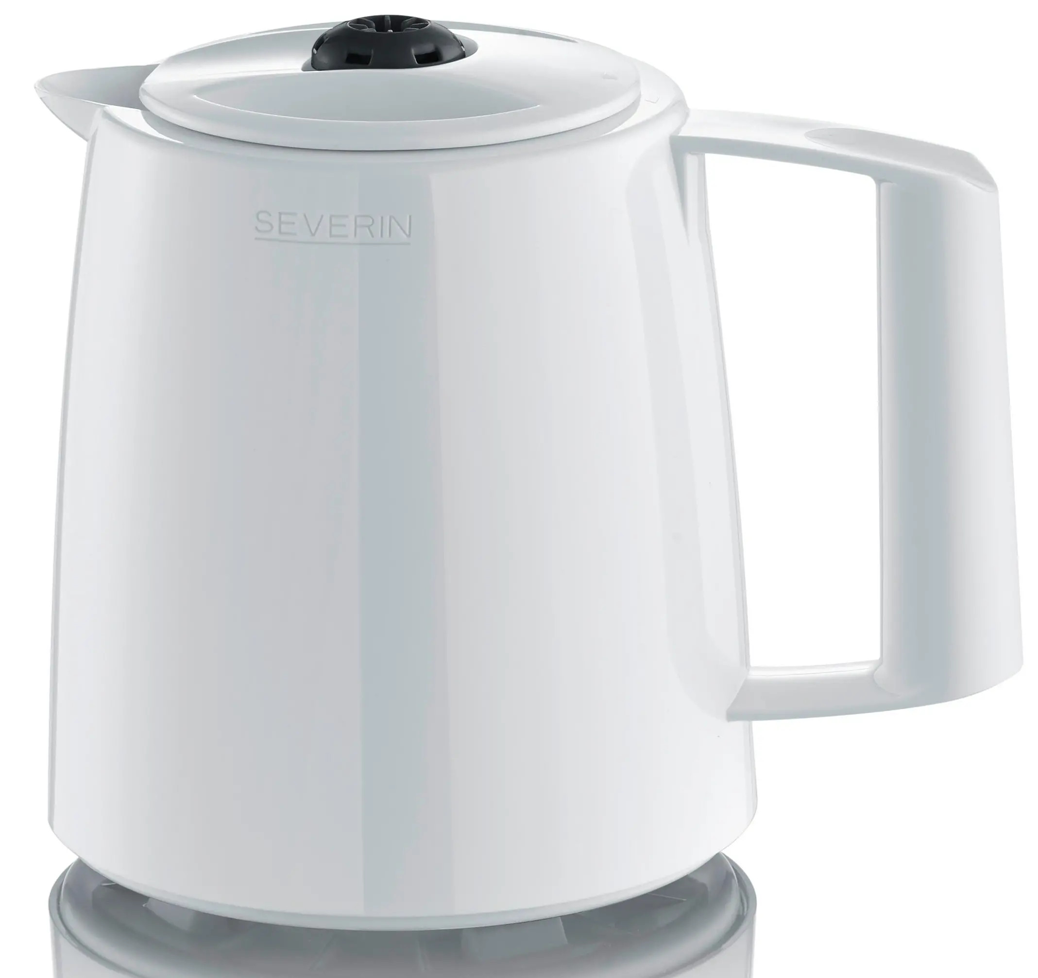 Biały czajnik elektryczny Severin z czarną pokrywką i uchwytem. Czajnik stoi na odblaskowej powierzchni.