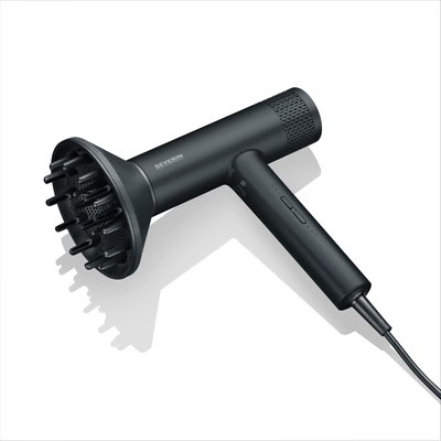 Czarna suszarka do włosów z dyfuzorem, leżąca na białej powierzchni. Widoczna nazwa marki 'Severin'.