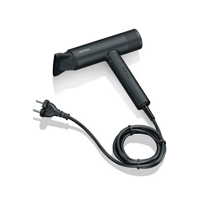 Czarna suszarka do włosów z kablem i wtyczką na białym tle. Suszarka jest w górnej części, kabel jest zwinięty.