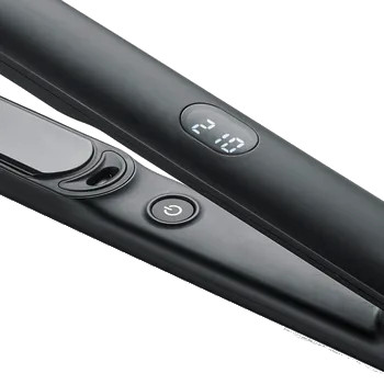 Zbliżenie czarnej prostownicy do włosów z cyfrowym wyświetlaczem pokazującym 210 i przyciskiem zasilania.